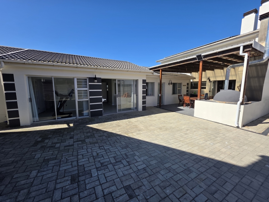 6 Bedroom Property for Sale in Oceanview Heights Western Cape